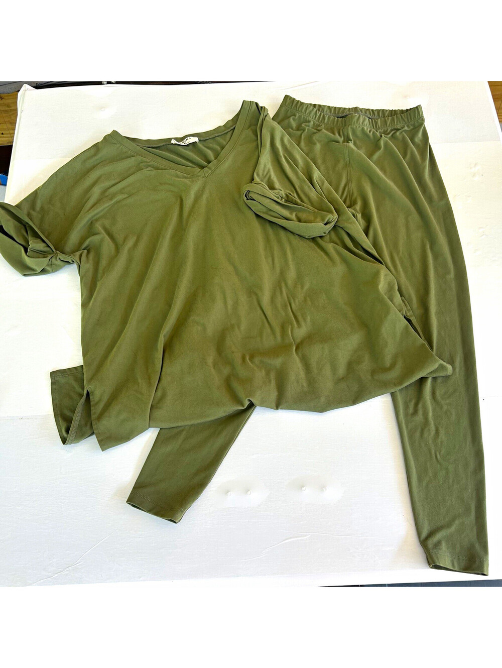 Zenana 2-Piece Green V-Neck Top & Leggings Set Knit Stretch Elastic Waist M